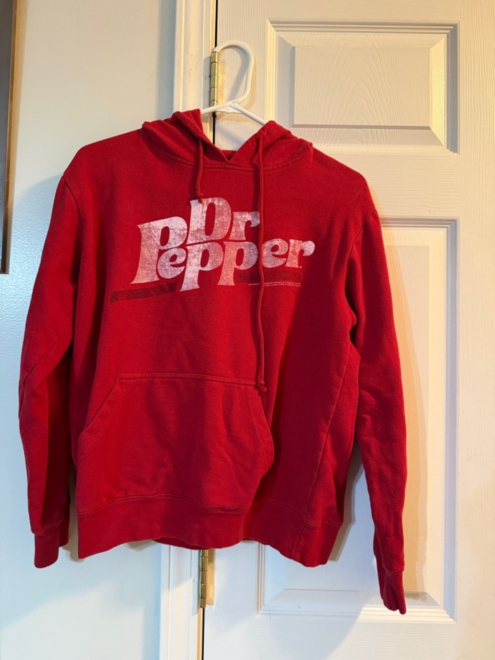 DR PEPPER DISTRESSED LOGO PULLOVER HOODED SWEATSHIRT - RED